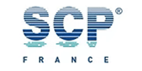 Logo SCP France | Fournisseur de piscines et spas. Logo SCP FRANCE en lettres bleues striées représentant des vagues et de l'eau. Réflexion aquatique visible sous le texte.